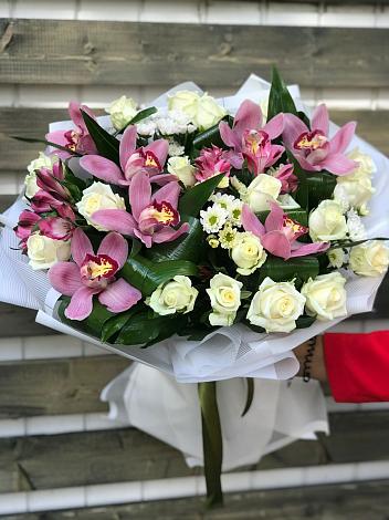 Букет цветов из: Розы и Хризантемы в Поселке имени Морозова