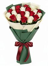 Букет Микс из красных и белых роз в Поселке имени Морозова
