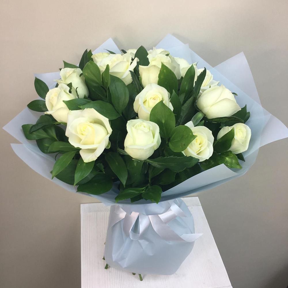 Букет 15 Белых роз Проуд в Поселке имени Морозова