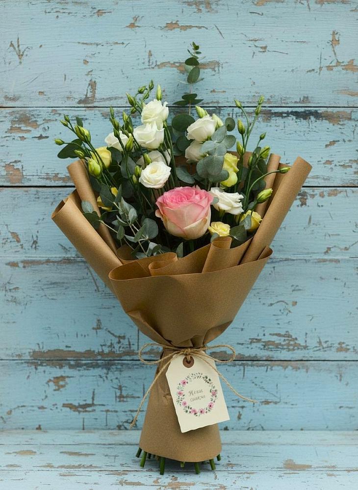 Букет цветов из: Розы и Лизиантусы в Поселке имени Морозова