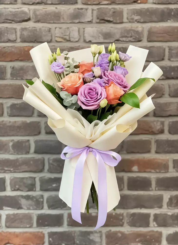 Букет цветов из: Лизиантусы и Розы в Поселке имени Морозова