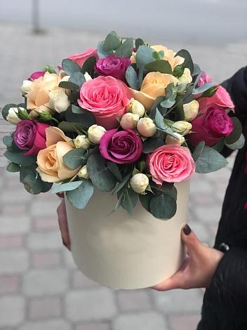 Цветочная композиция из Розы в шляпной коробке в Поселке имени Морозова