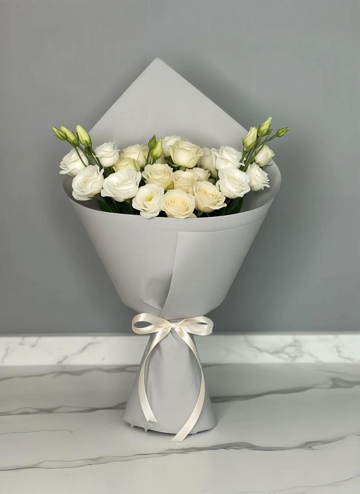 Букет цветов из: Розы и Лизиантусы в Поселке имени Морозова