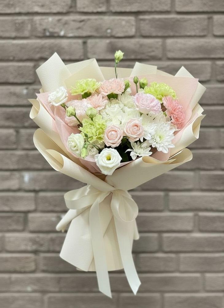 Букет цветов из: Гвоздики, Розы, Лизиантусы и Хризантемы в Поселке имени Морозова