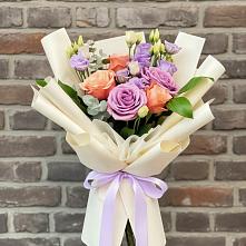 Букет цветов из:  Лизиантусы и Розы в Поселке имени Морозова