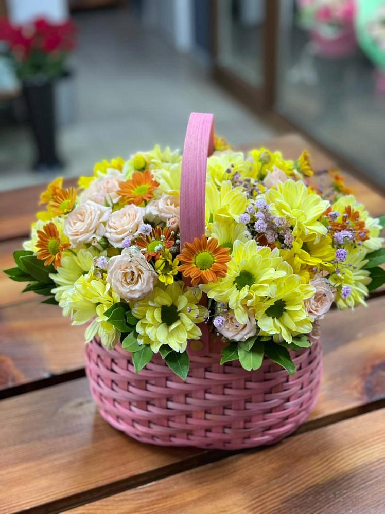Цветочная композиция из Хризантемы и Розы в корзине в Поселке имени Морозова