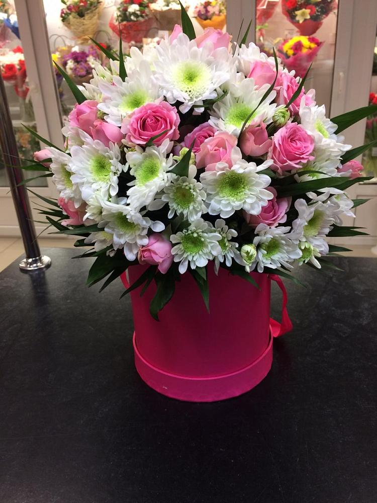 Цветочная композиция из Розы и Хризантемы в шляпной коробке в Поселке имени Морозова