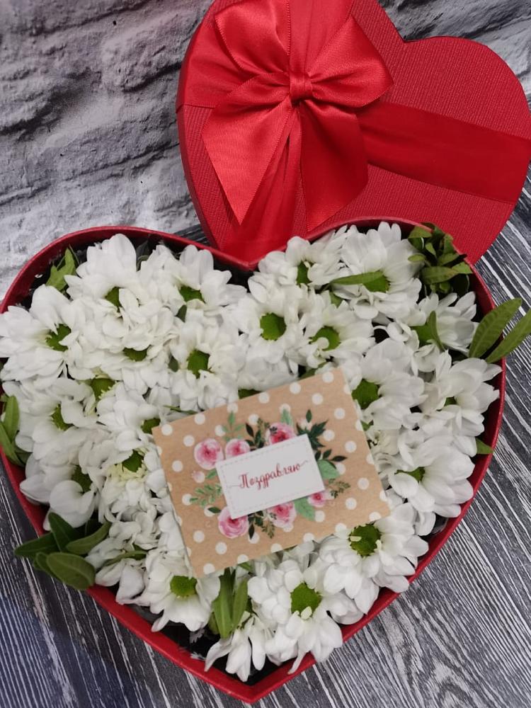 Цветочная композиция из Хризантемы в виде сердца в Поселке имени Морозова