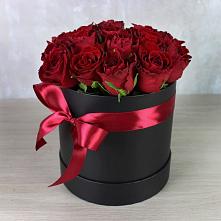 Цветочная композиция из Розы в шляпной коробке в Поселке имени Морозова