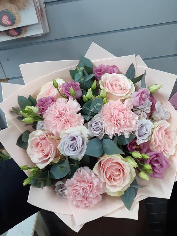 Букет цветов из: Розы, Гвоздики и Лизиантусы в Поселке имени Морозова