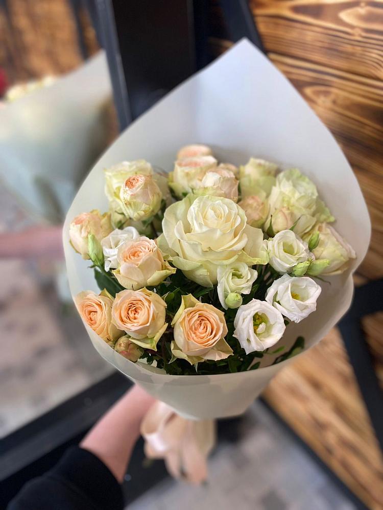 Букет цветов из: Розы и Лизиантусы в Поселке имени Морозова